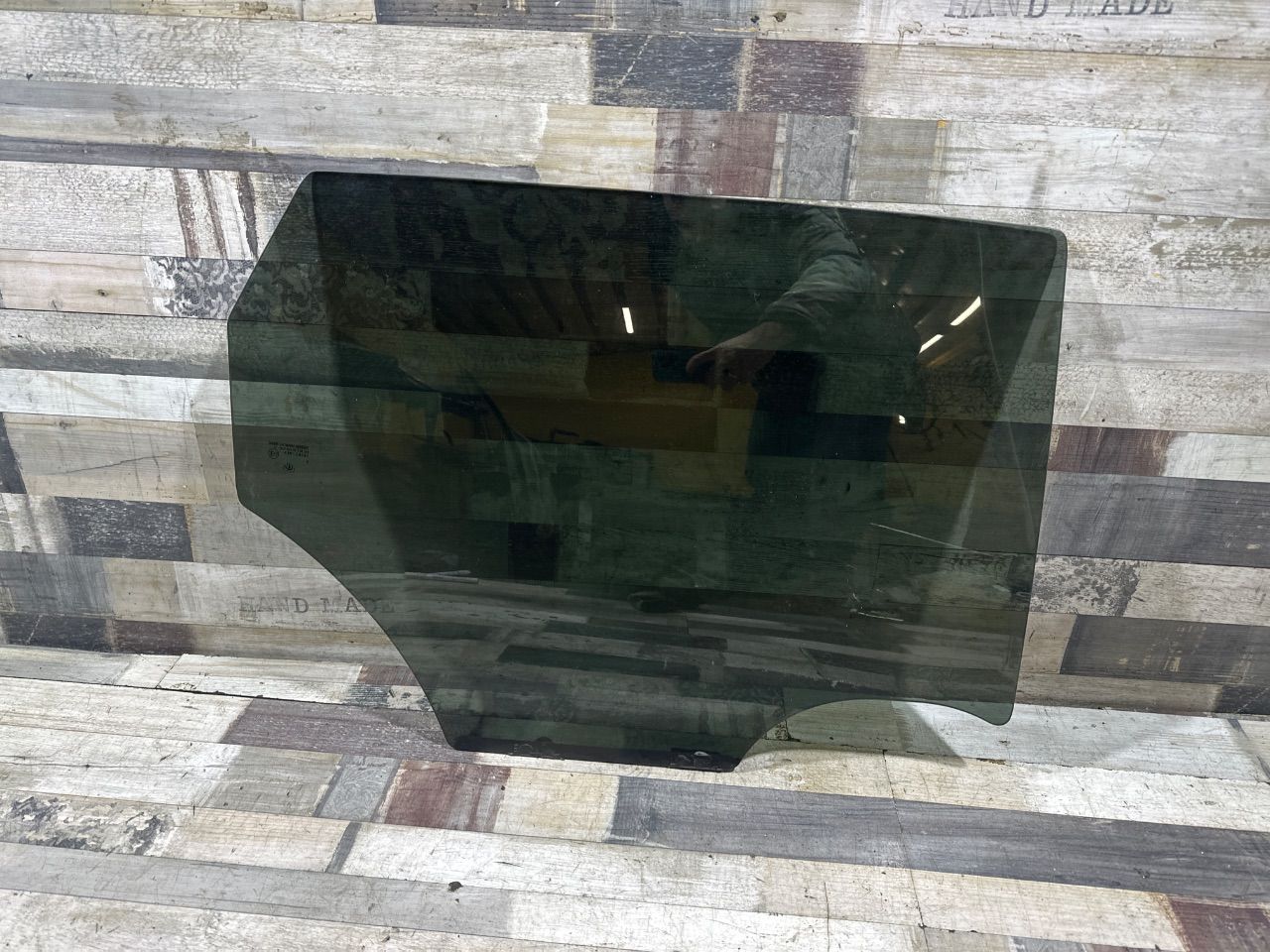 Стекло двери задней правой