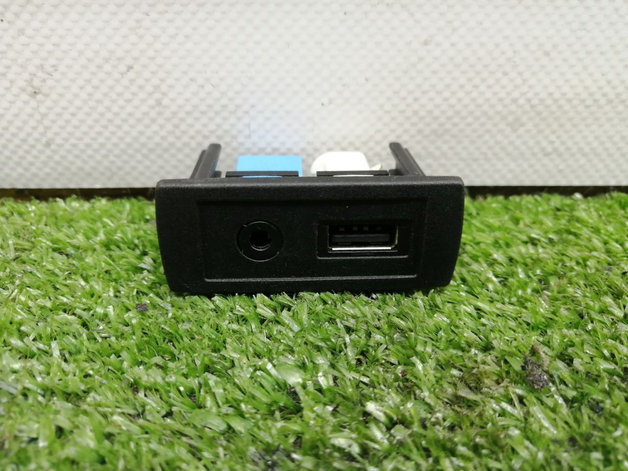 Разъем AUX / USB