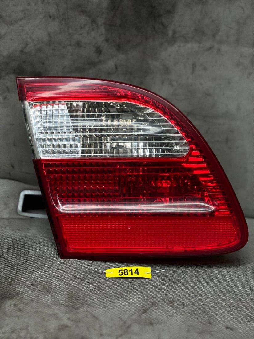 Mercedes E W211 — Фонарь крышки багажника правый, фото 1