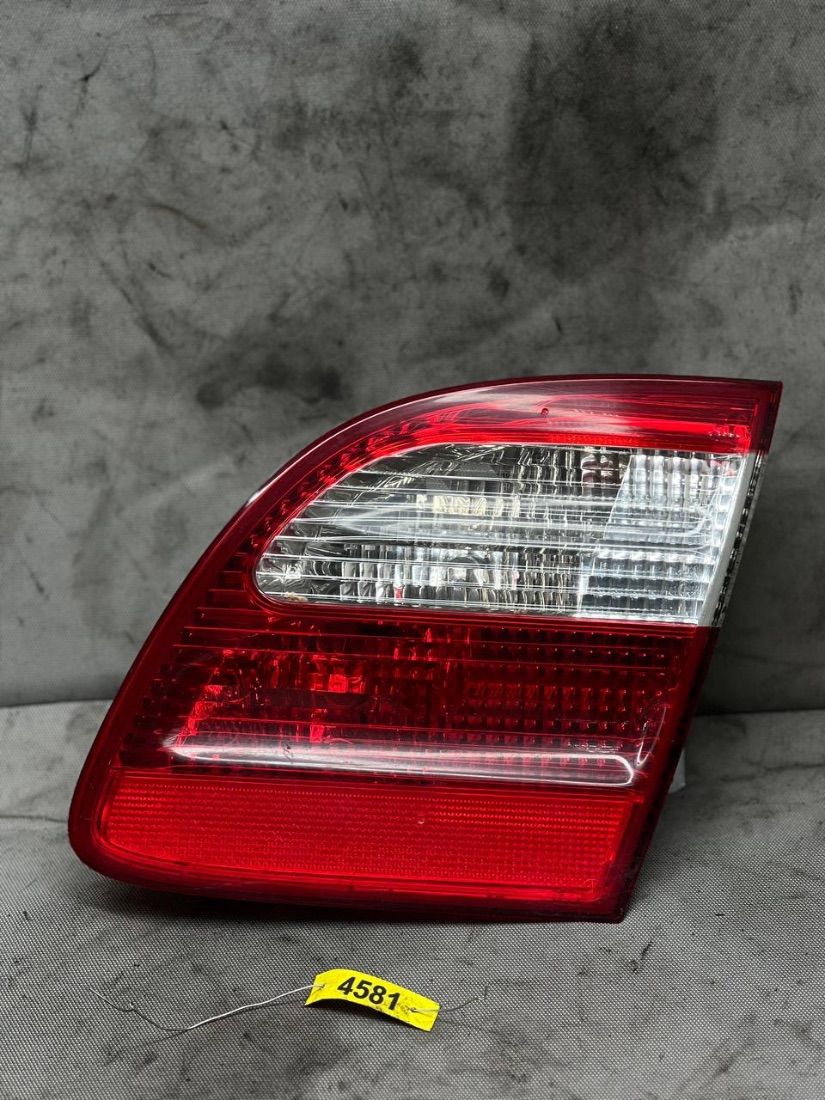 Mercedes E W211 — Фонарь крышки багажника левый, фото 1