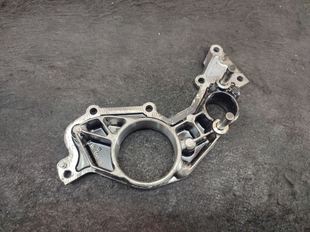 Крышка двигателя передняя