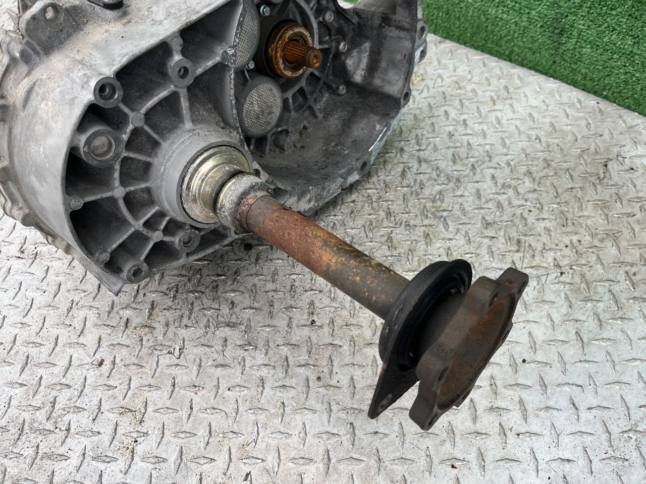 Полуось передняя правая (приводной вал, шрус)