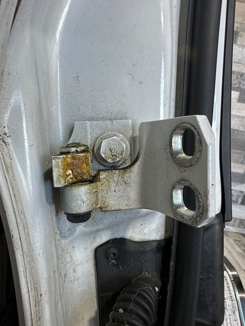 Петля двери задней правой