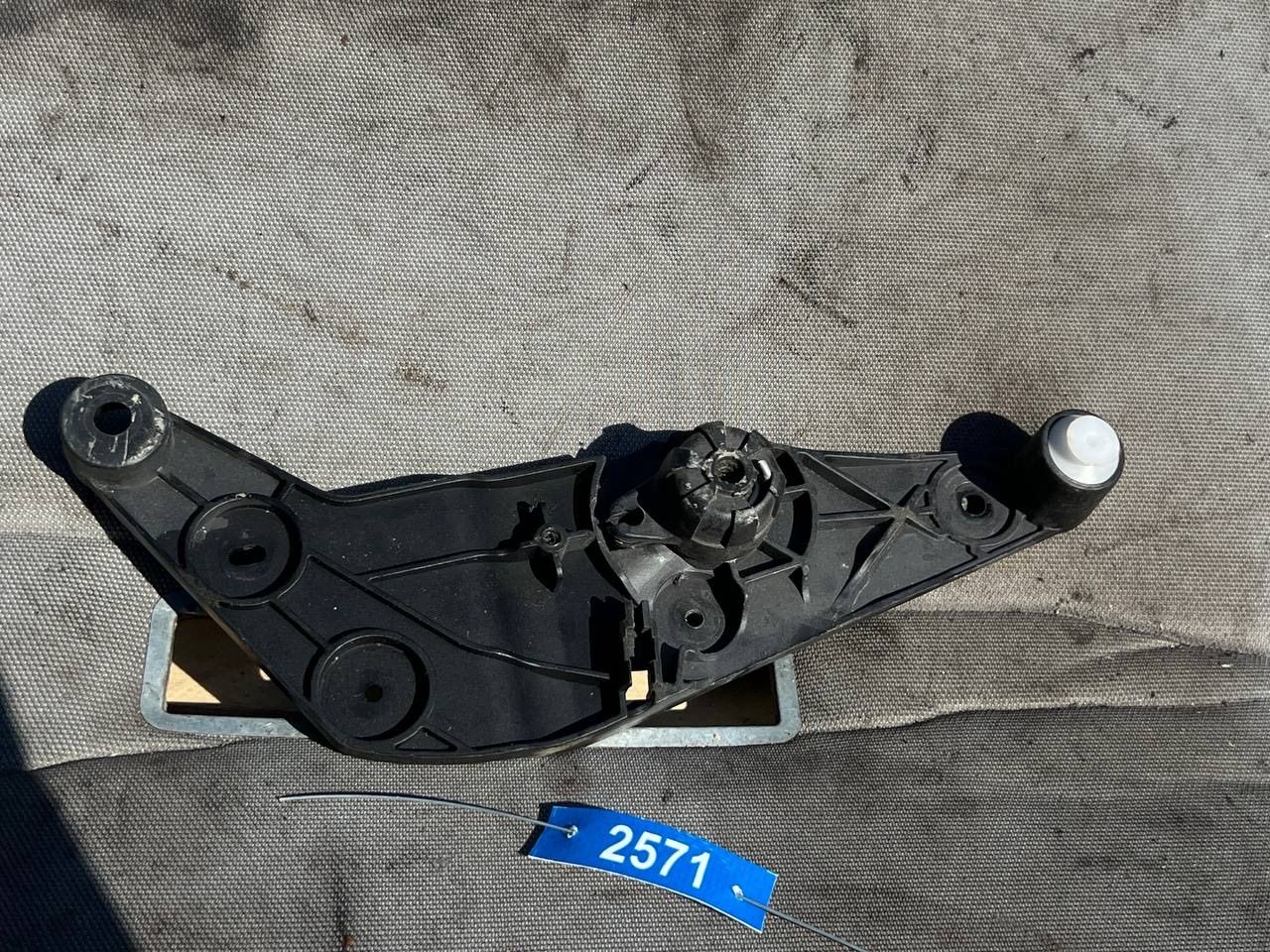 BMW 7 F01/F02 - Ручка открывания капота