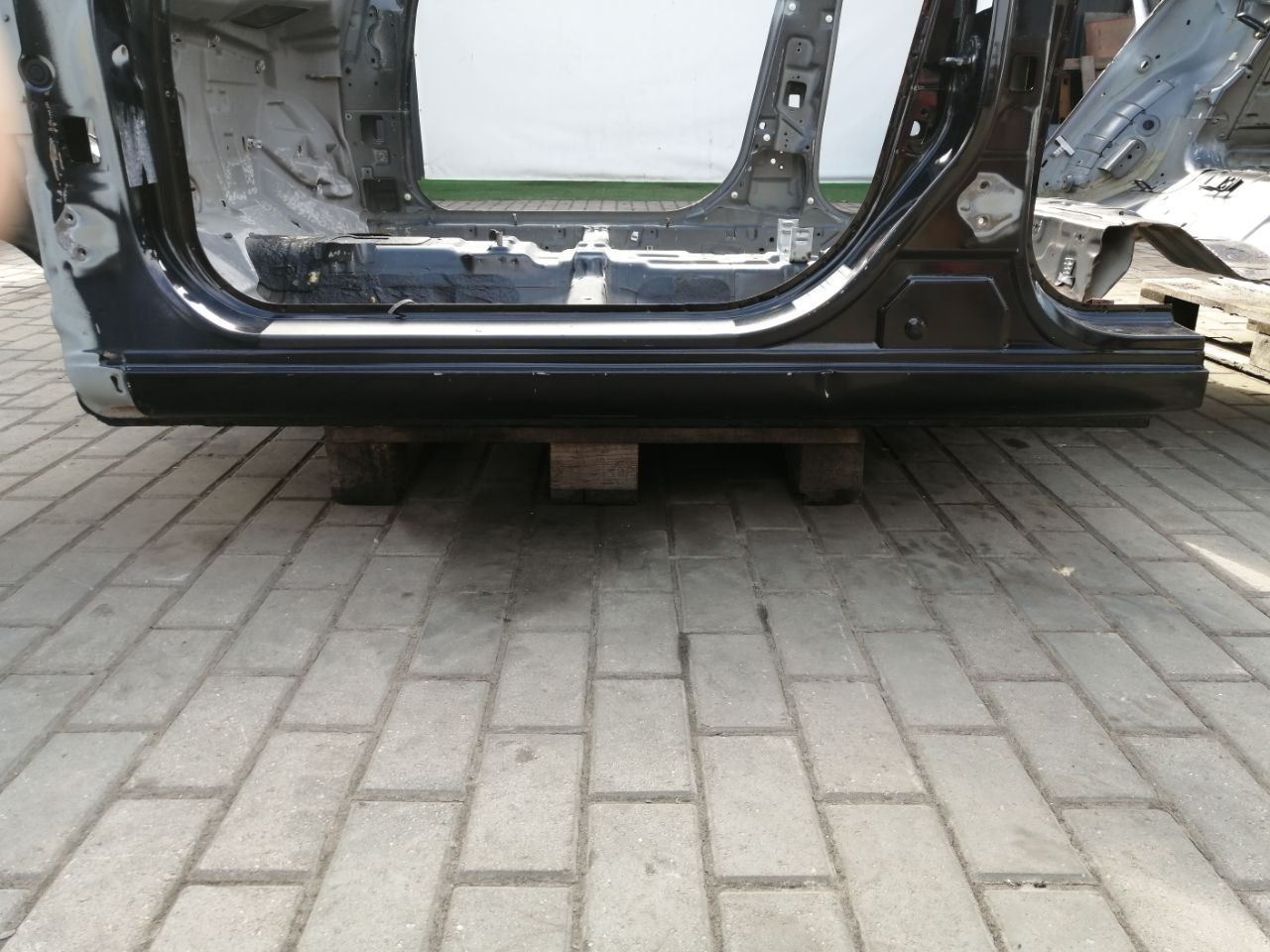 Порог левый 