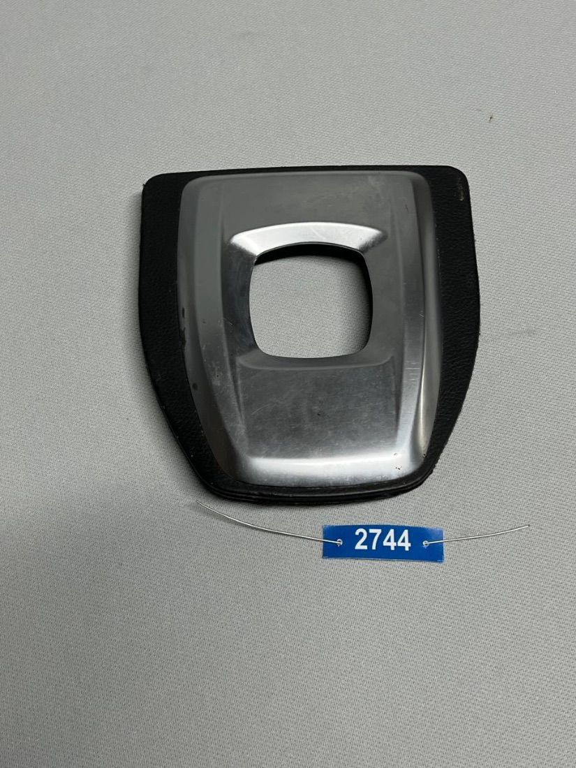 BMW 5 E60/E61 — Рамка (накладка) рычага КПП, фото 1