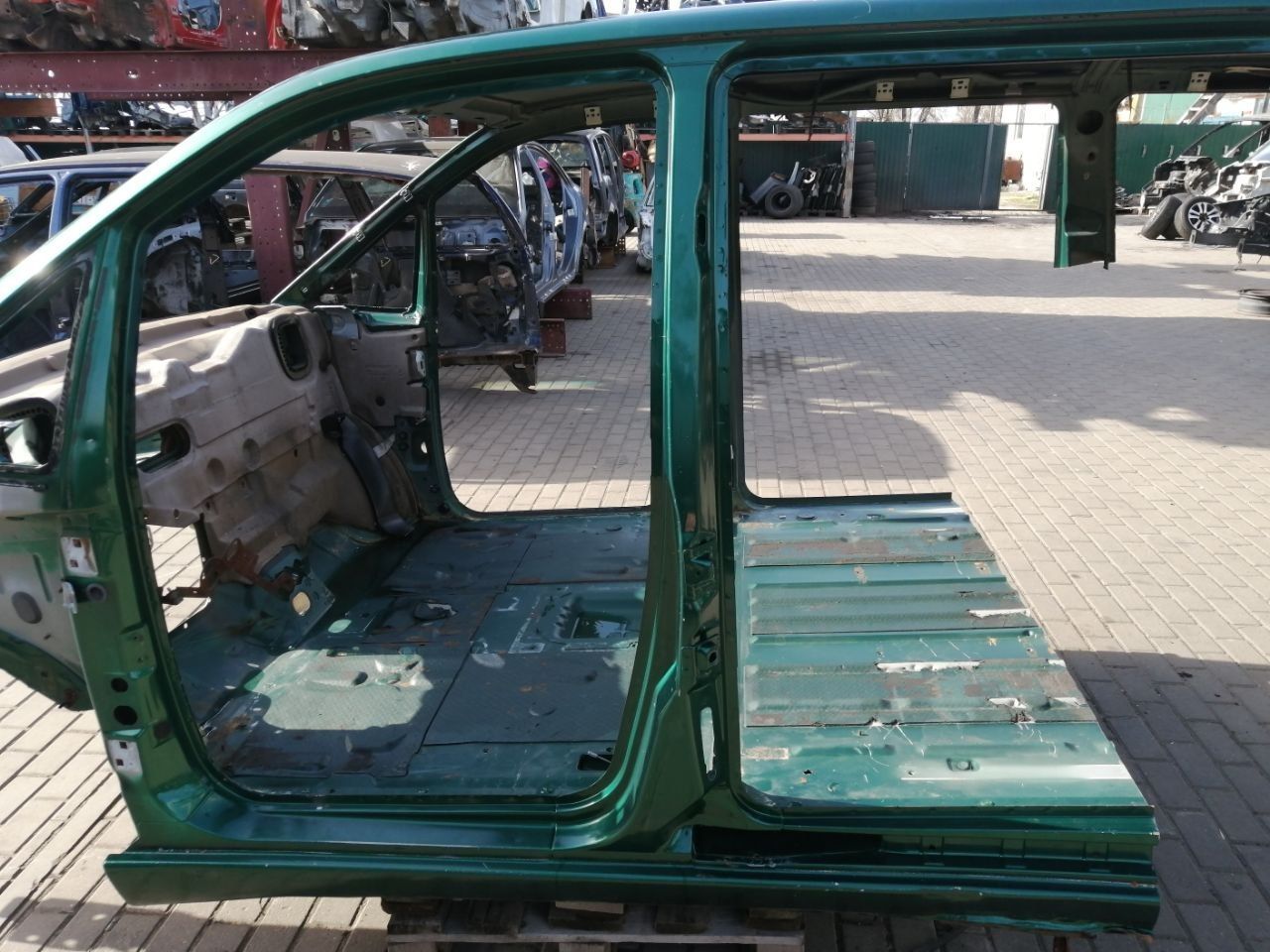 Стойка кузовная центральная левая