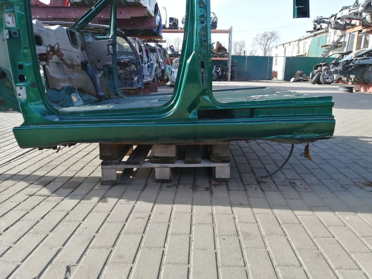 Порог левый 