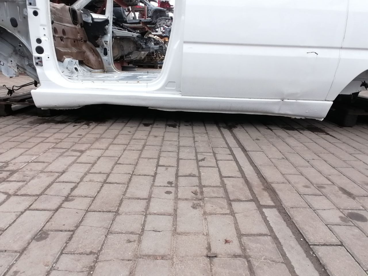 Порог левый 