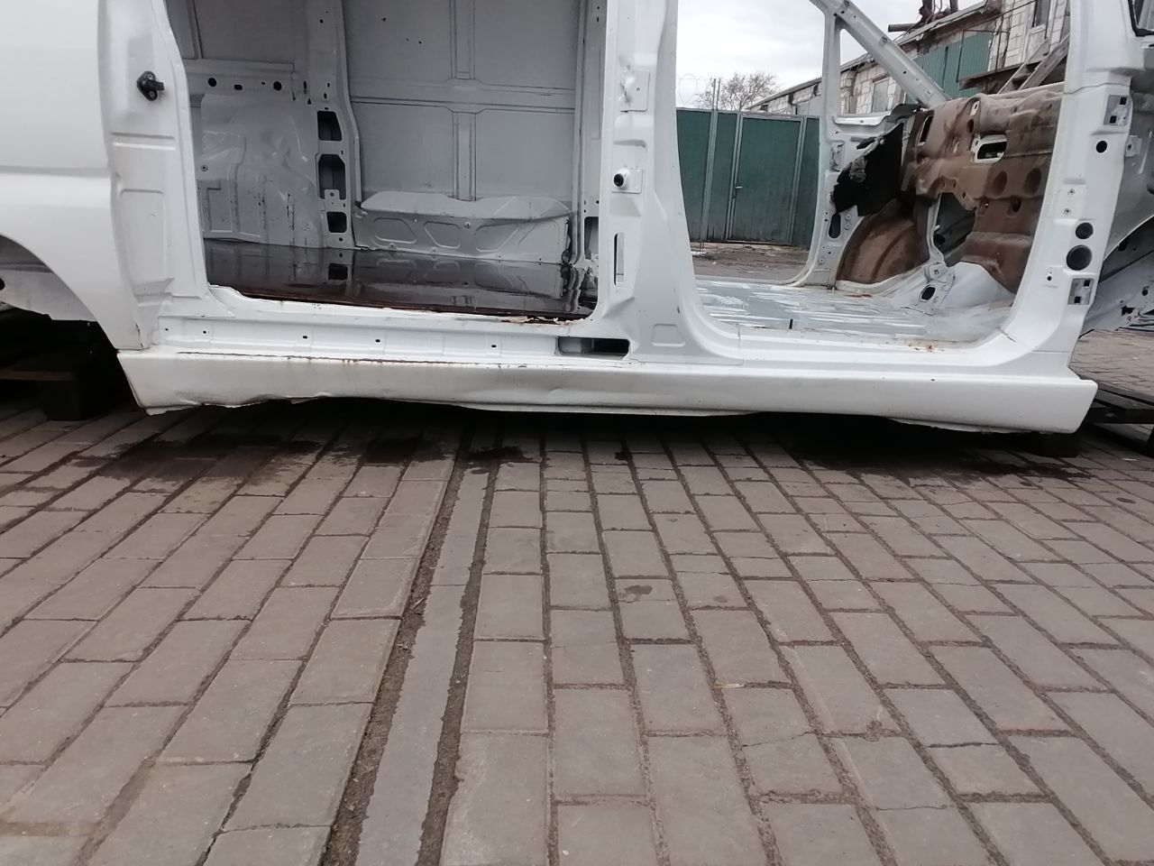 Порог правый