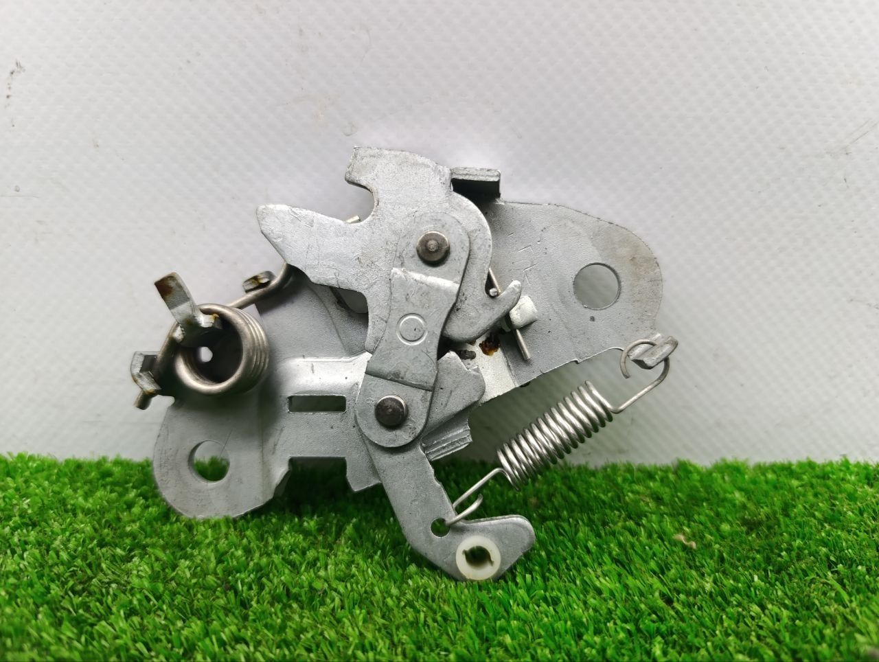 Замок капота