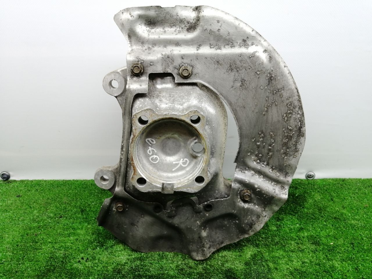 Кулак поворотный передний правый
