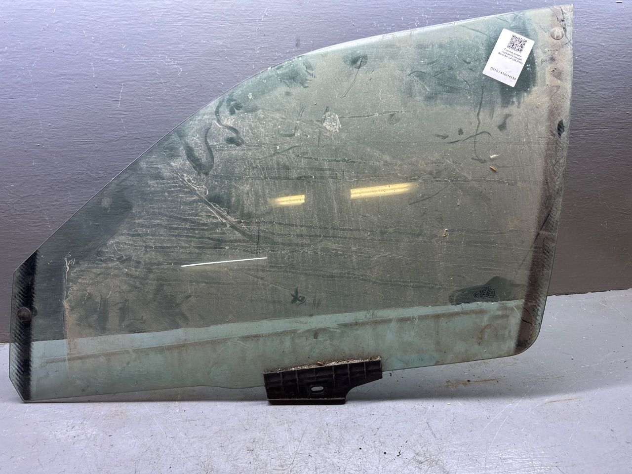 Стекло двери передней левой