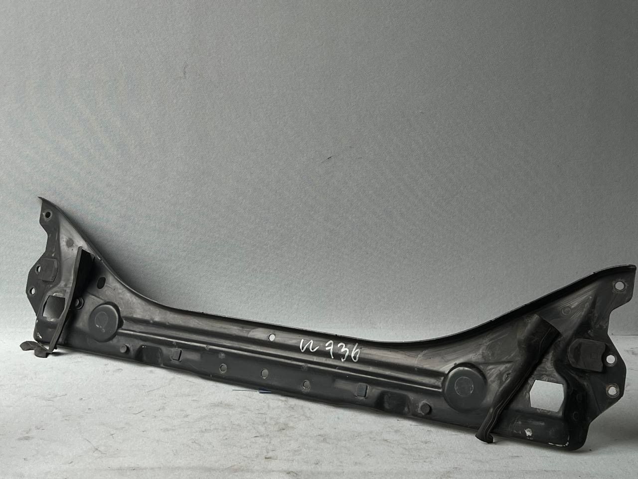 Mercedes E W211 — Планка под капот, фото 1