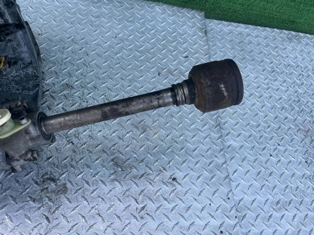 Полуось передняя правая (приводной вал, шрус)