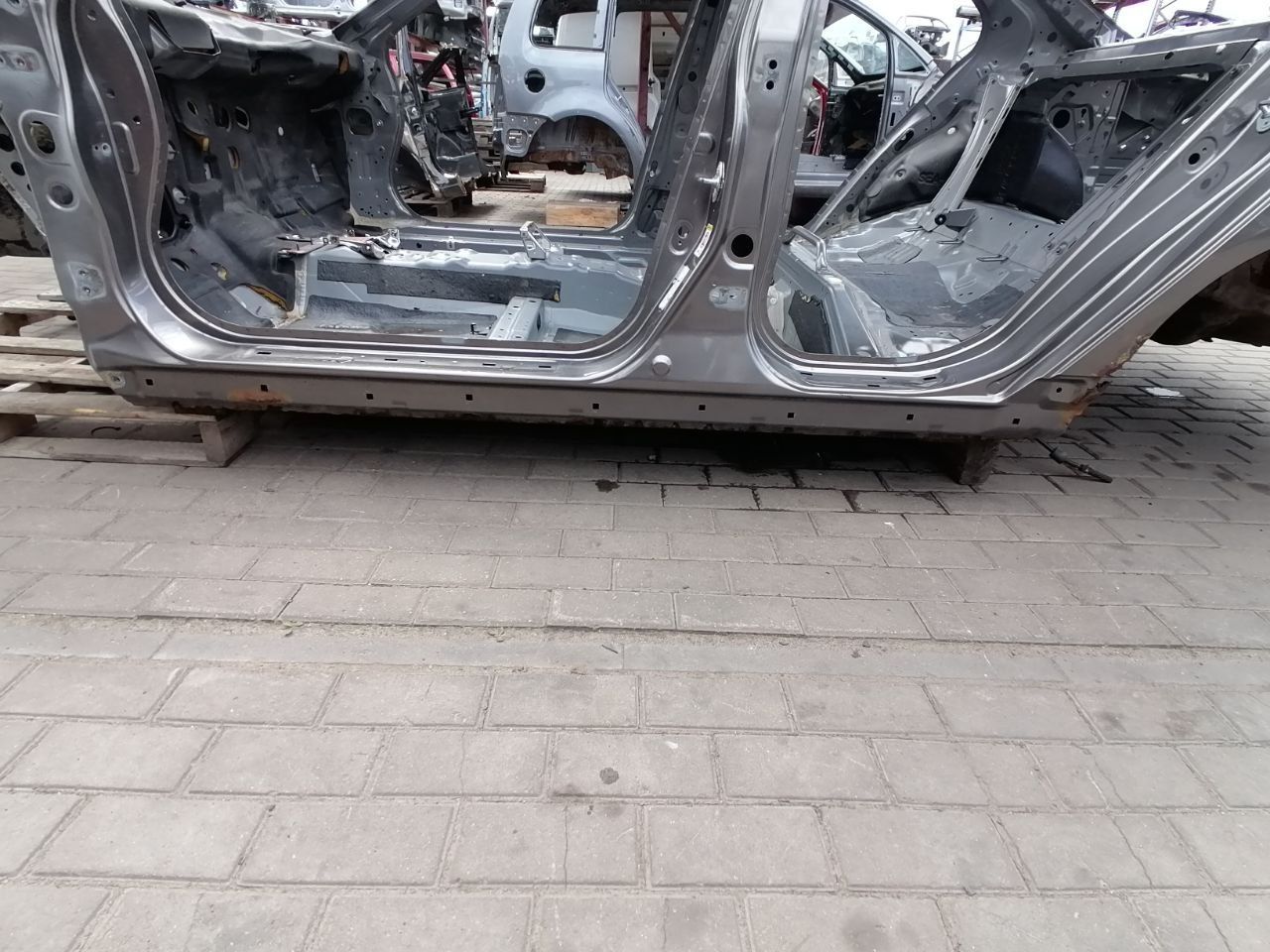 Порог левый 
