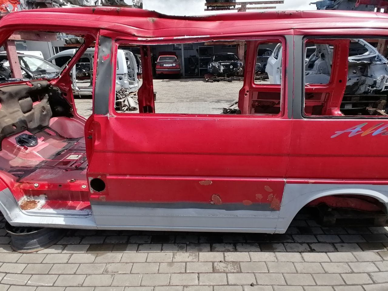 Боковая панель кузова левая