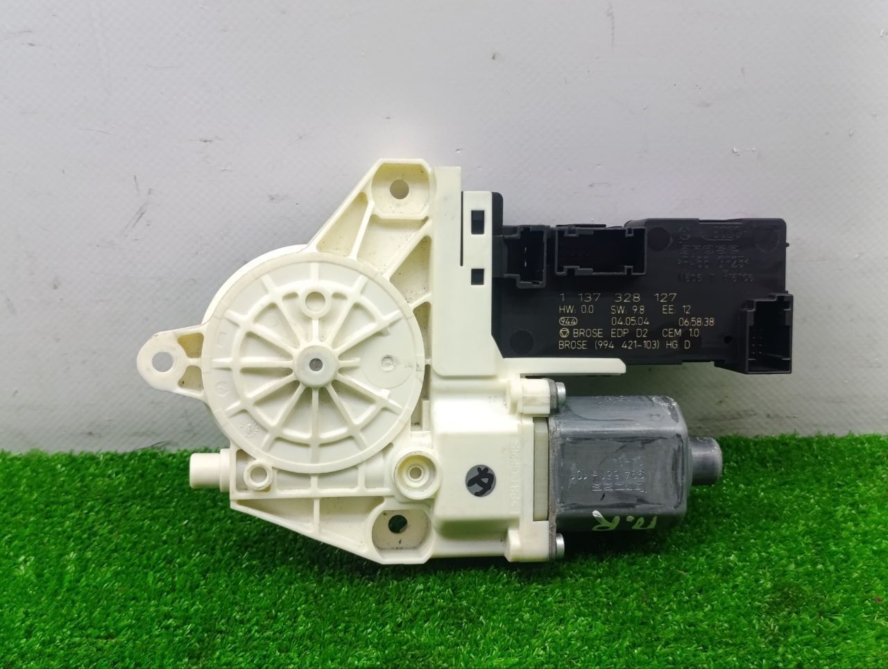 Моторчик стеклоподъемника передний правый