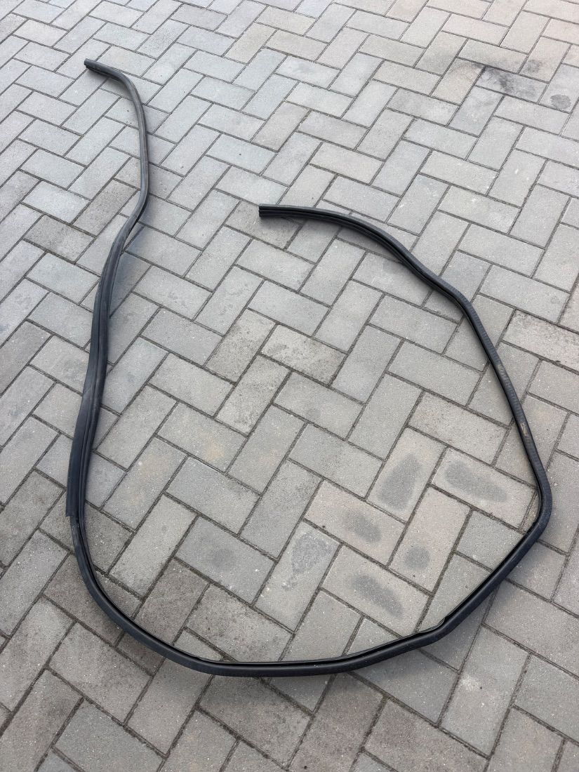 Уплотнитель двери передней левой