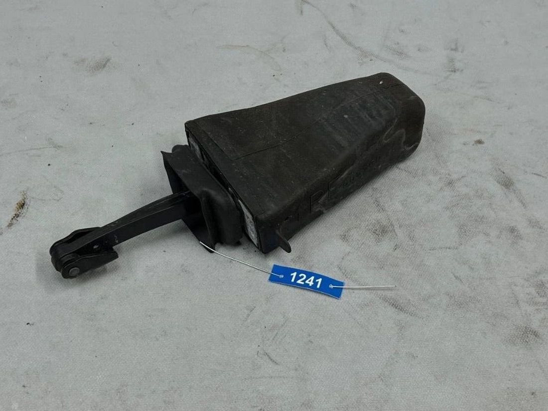 BMW 5 E60/E61 — Ограничитель двери, фото 1