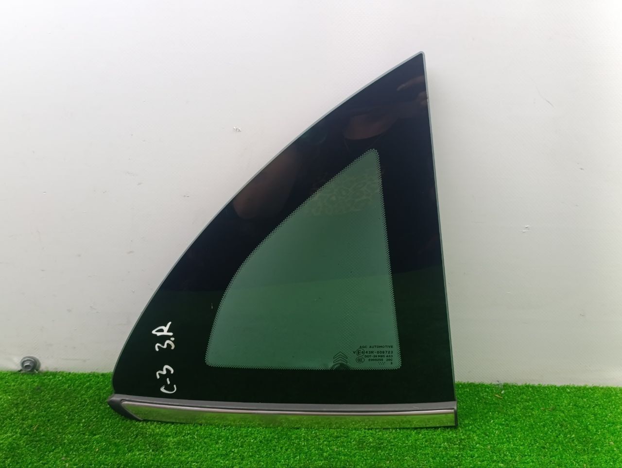 Стекло кузовное боковое правое