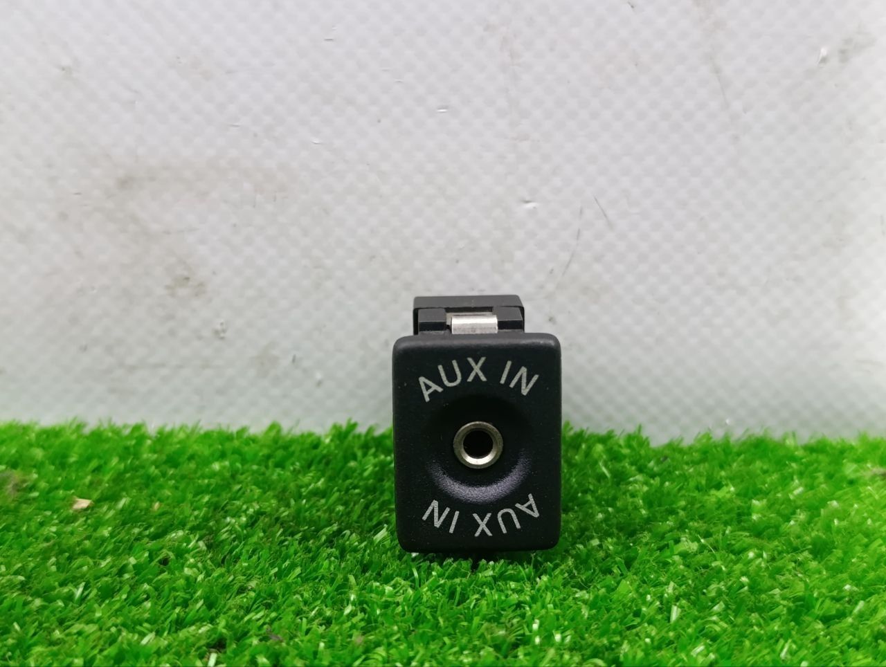Разъем AUX / USB