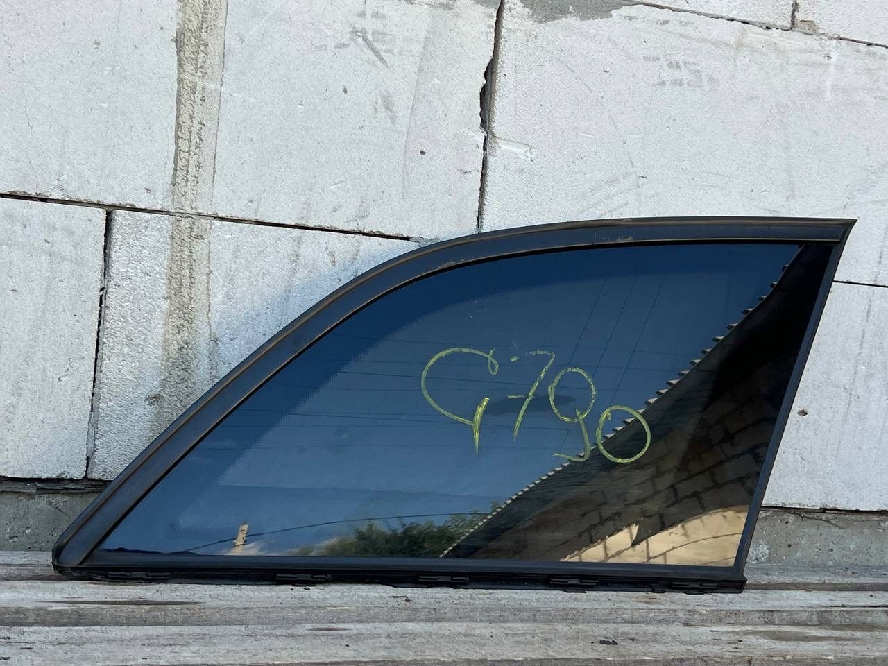 Mercedes C W204 - Стекло кузовное боковое правое