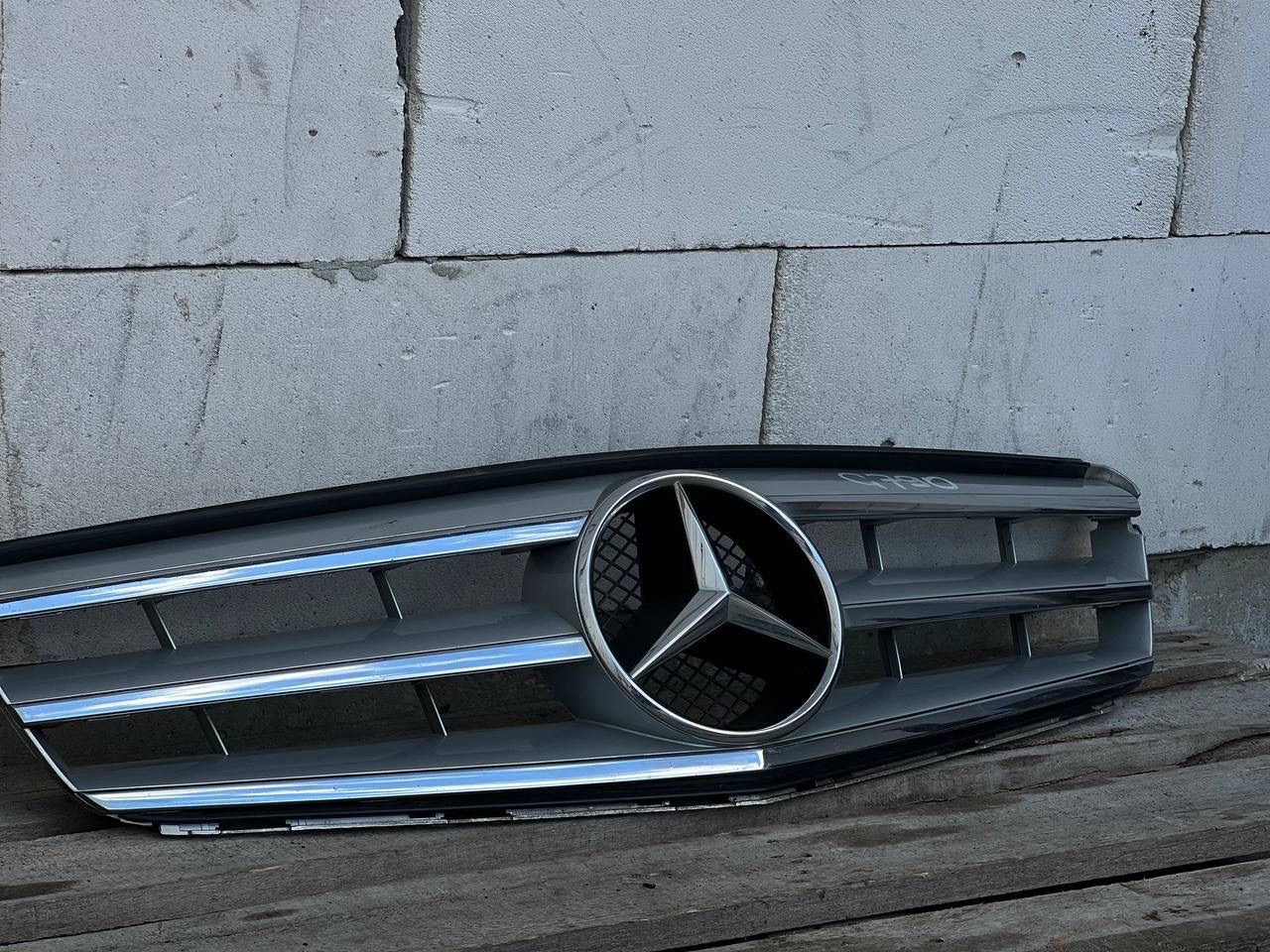 Mercedes C W204 - Решетка радиатора