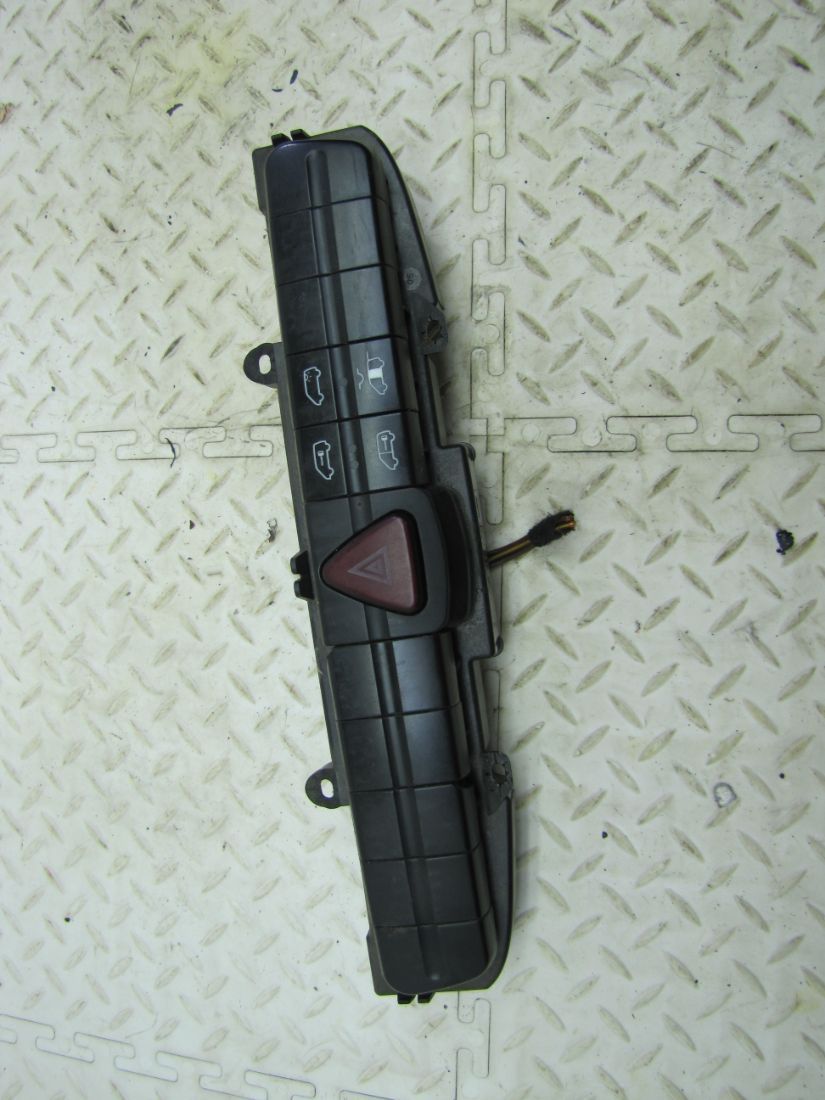 Фото Кнопка аварийной сигнализации для Mercedes Vito W639 2005