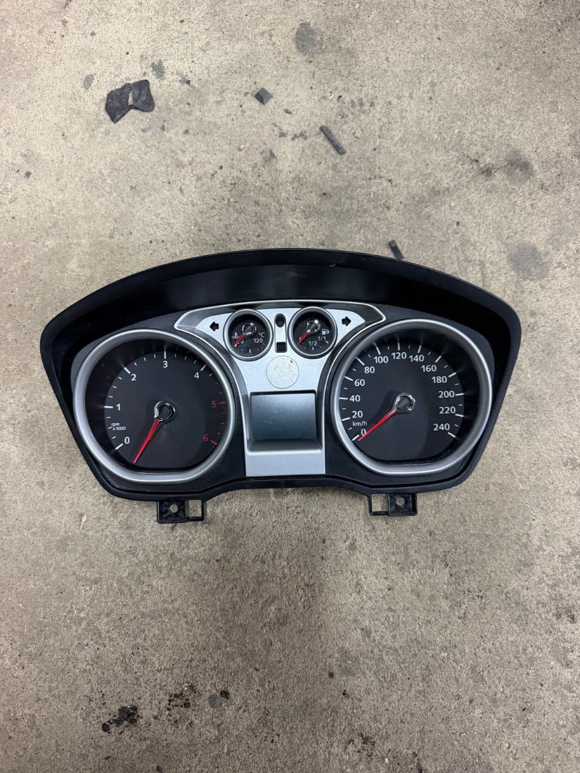 Щиток приборов (приборная панель)